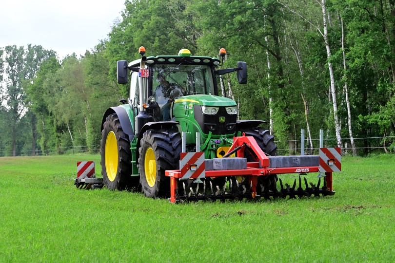 Beluchten en slepen van weide